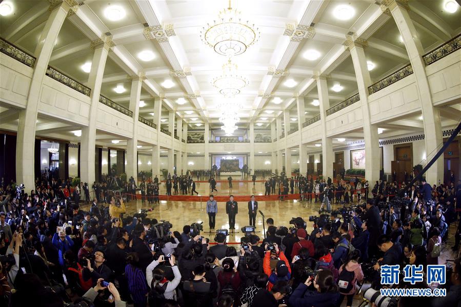 全國政協委員接受采訪