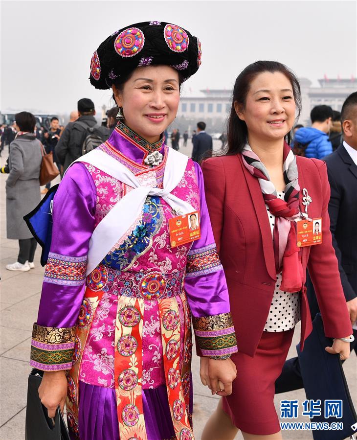 全國(guó)政協(xié)委員走向會(huì)場(chǎng)