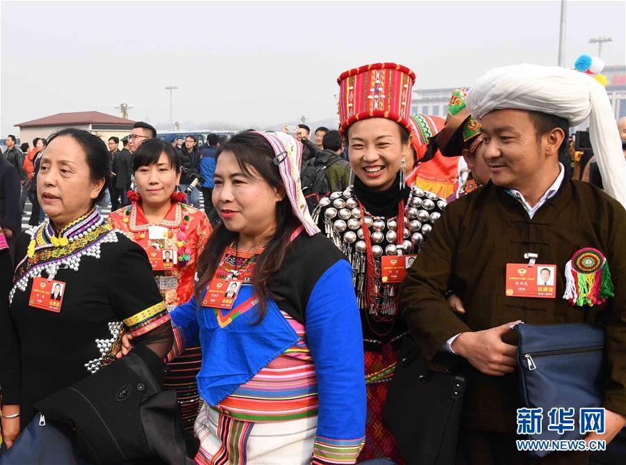 全國政協委員走向會場