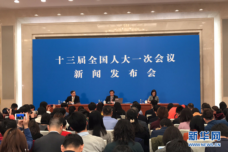 大會發言人回答中外記者提問