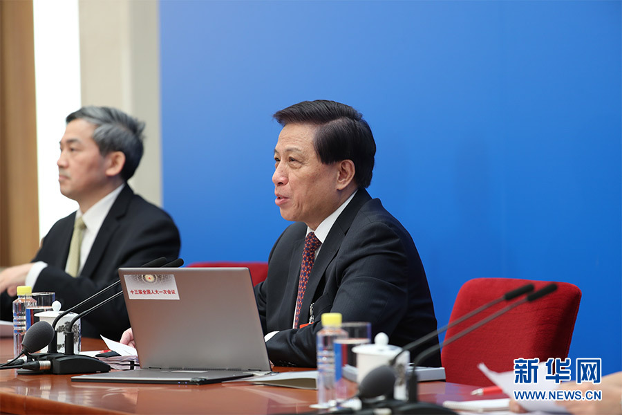 大會(huì)發(fā)言人回答中外記者提問(wèn)