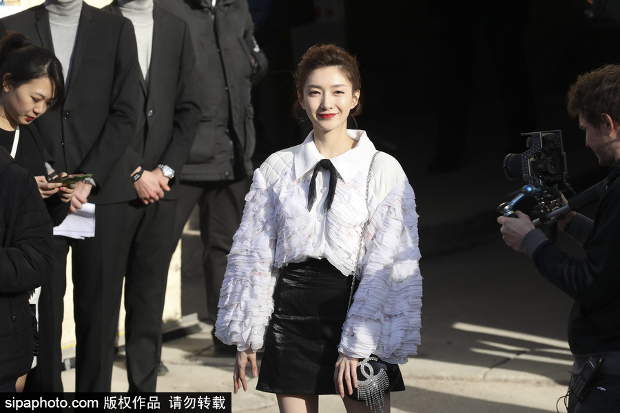 2018秋冬巴黎時(shí)裝周：江疏影穿黑色迷你小短裙亮相美腿吸睛