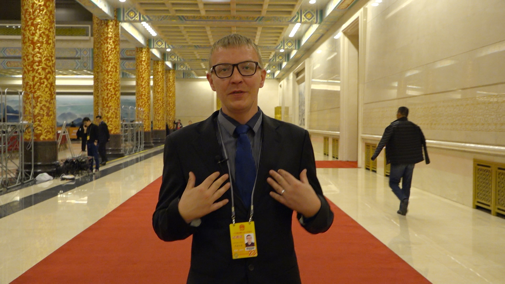 兩會(huì)代表委員秀英文!關(guān)于看病難他們有話說(shuō)丨艾瑞克跑兩會(huì)