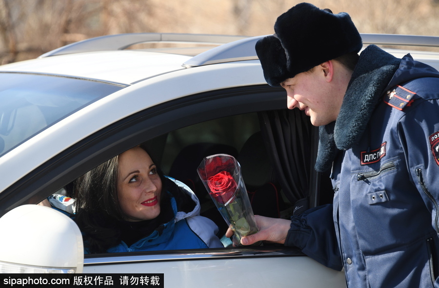 國際婦女節(jié)前夕 俄羅斯赤塔交通警察向女司機(jī)獻(xiàn)花