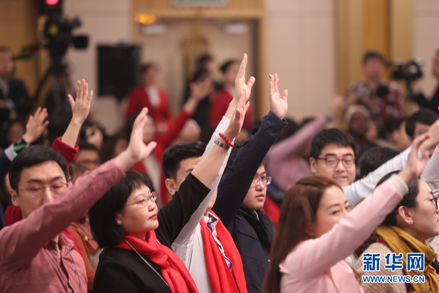 現場記者舉手提問