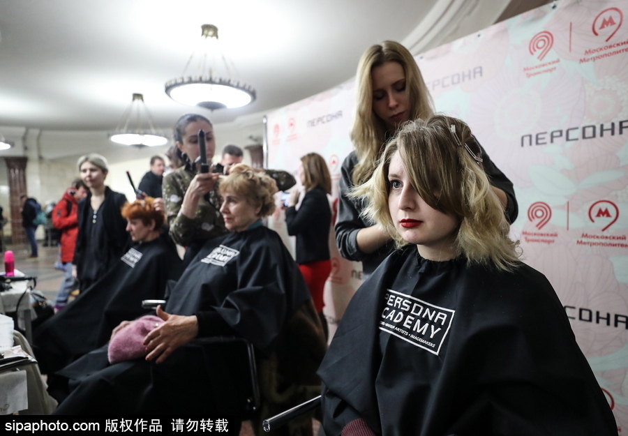婦女節(jié)福利驚現(xiàn)地鐵站！ 戰(zhàn)斗民族車站為女性美發(fā)造型