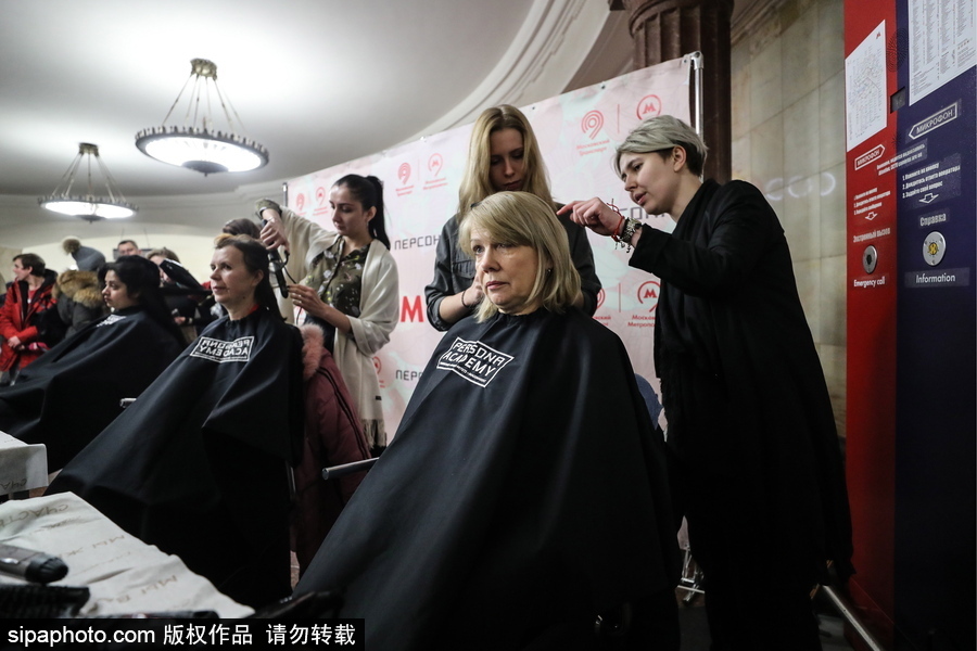 婦女節(jié)福利驚現(xiàn)地鐵站！ 戰(zhàn)斗民族車站為女性美發(fā)造型