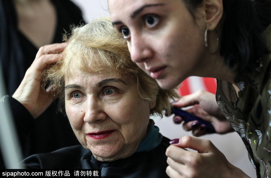 婦女節福利驚現地鐵站！ 戰斗民族車站為女性美發造型