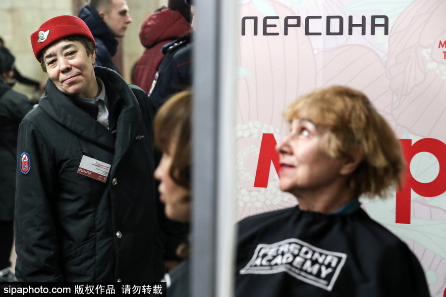 婦女節(jié)福利驚現(xiàn)地鐵站！ 戰(zhàn)斗民族車(chē)站為女性美發(fā)造型