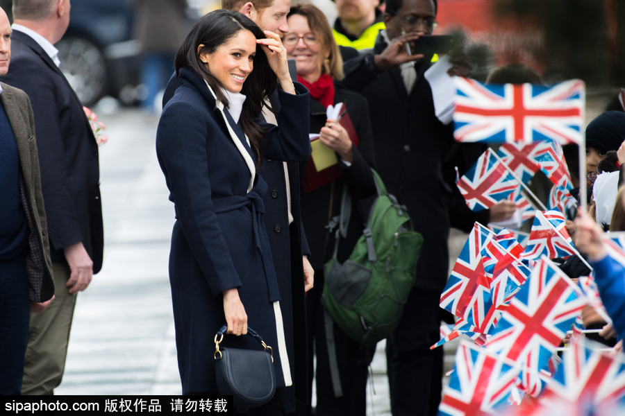 哈里王子攜未婚妻現身婦女節活動 民眾爭相與“準王妃”握手合影