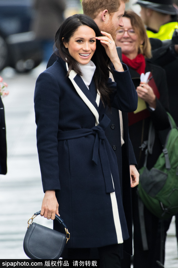 哈里王子攜未婚妻現身婦女節活動 民眾爭相與“準王妃”握手合影