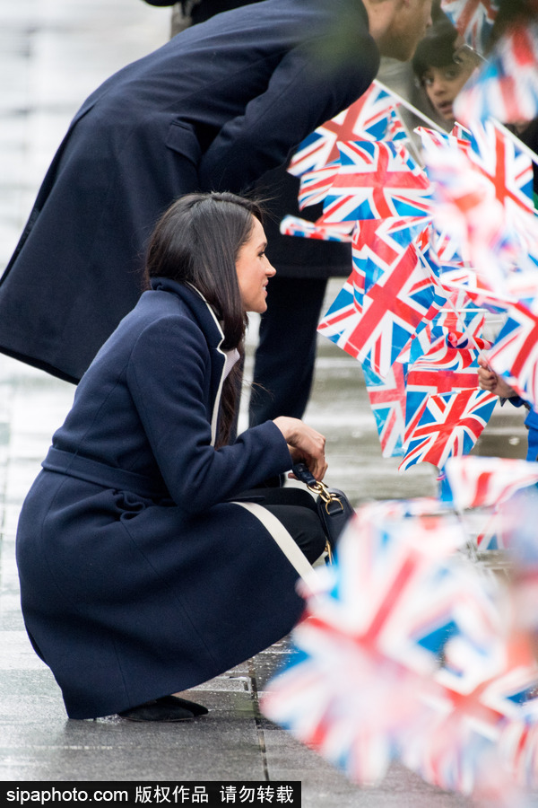 哈里王子攜未婚妻現身婦女節活動 民眾爭相與“準王妃”握手合影