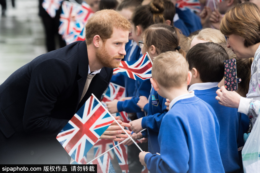 哈里王子攜未婚妻現身婦女節活動 民眾爭相與“準王妃”握手合影