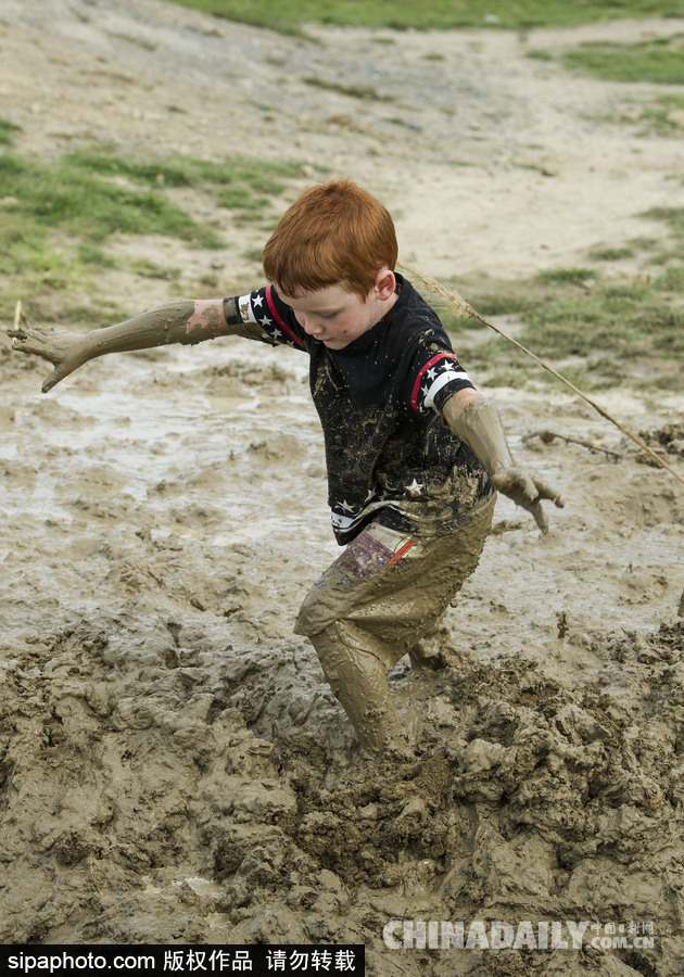 熊孩子的泥巴大戰(zhàn) 新西蘭兒童變“泥娃”