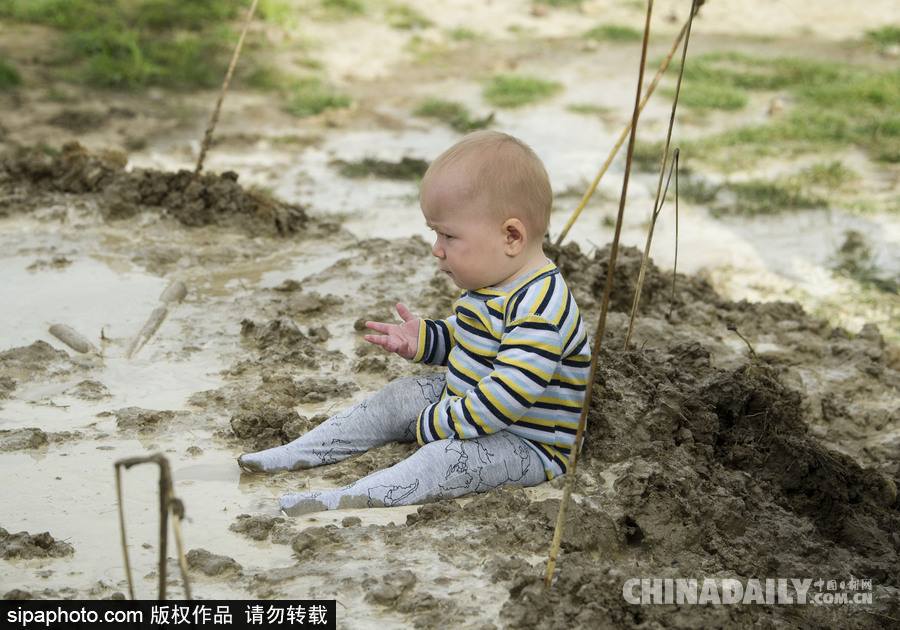 熊孩子的泥巴大戰 新西蘭兒童變“泥娃”