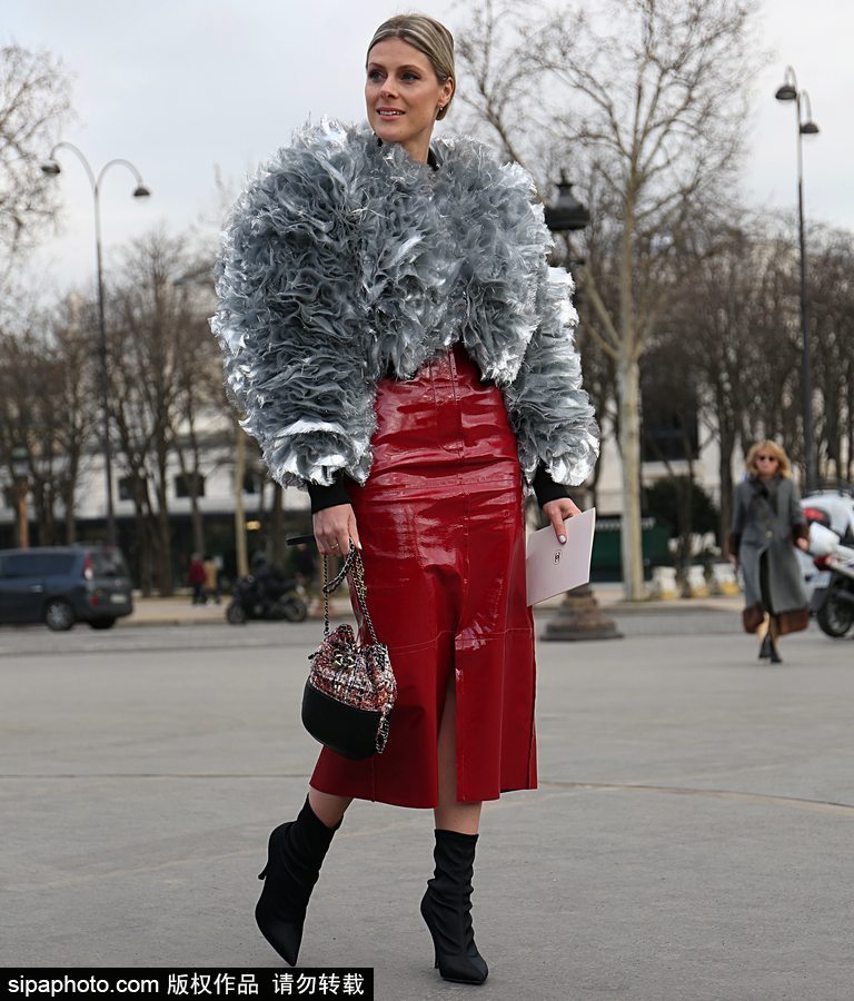 塑料皮草？時尚博主蘇菲·瓦爾基里現身街頭
