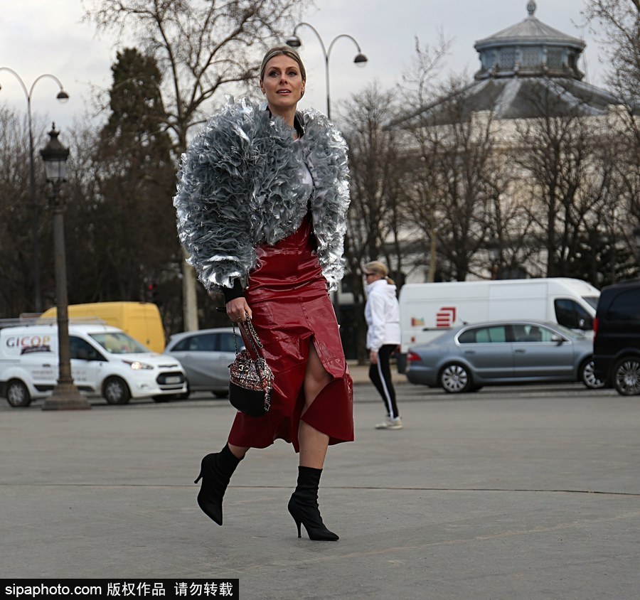 塑料皮草？時尚博主蘇菲·瓦爾基里現(xiàn)身街頭
