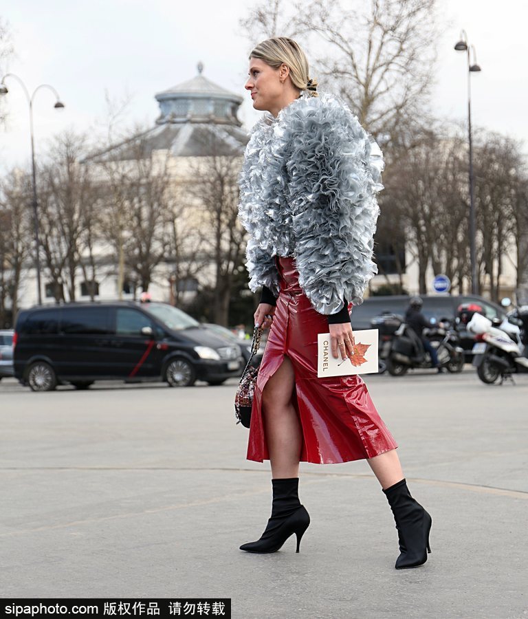塑料皮草？時(shí)尚博主蘇菲·瓦爾基里現(xiàn)身街頭