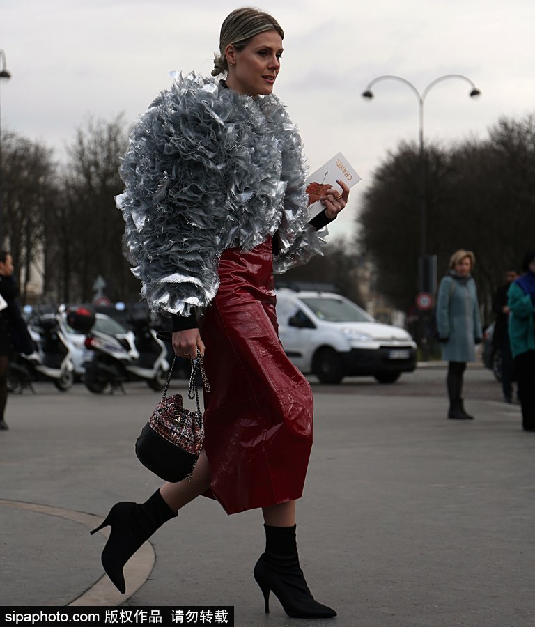 塑料皮草？時尚博主蘇菲·瓦爾基里現身街頭