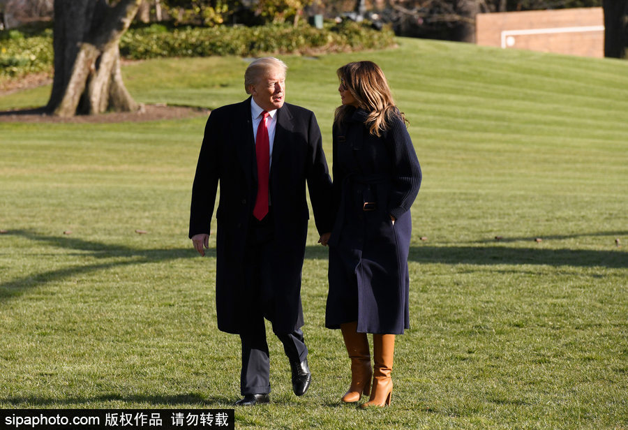 特朗普又來秀恩愛了 與第一夫人白宮草坪手牽手