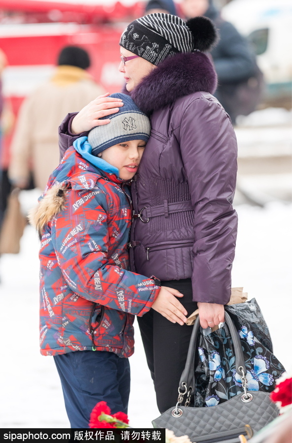 俄羅斯購物中心大火已致53人死亡 民眾街頭獻花悼念遇難者