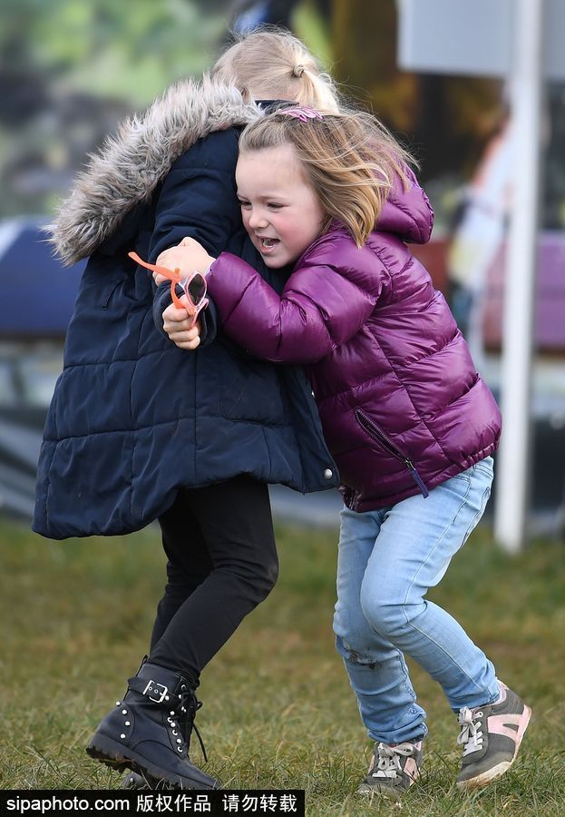 英國王室“混世小魔王”米婭公主亮相 吃甜筒瘋玩呆萌可愛