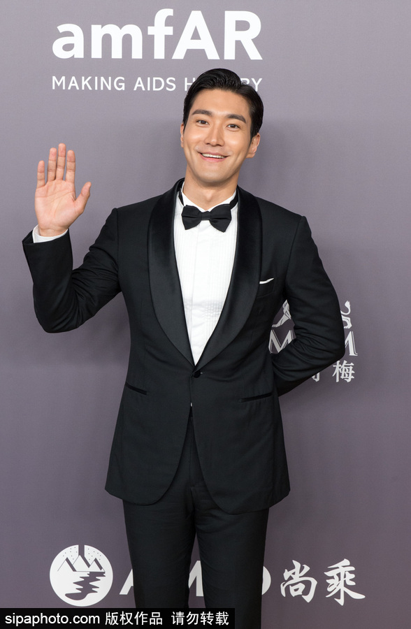 崔始源西裝亮相活動神采奕奕