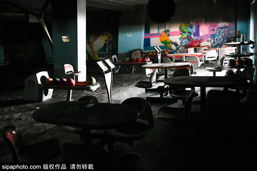 俄羅斯失火購(gòu)物中心內(nèi)部 曾經(jīng)繁華商場(chǎng)一片廢墟