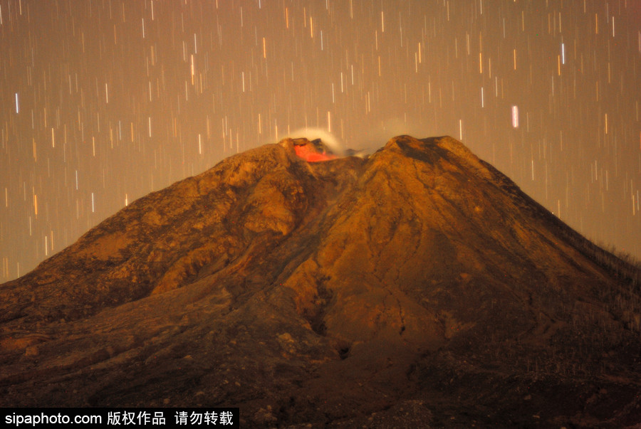 印尼錫納朋火山暫時趨于平緩 農民菜田淡定勞作