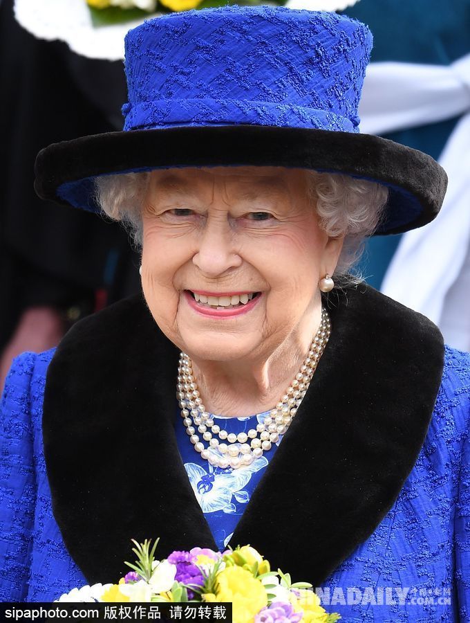 英國女王出席濯足節禱告儀式 寶藍色套裝手捧鮮花顯慈愛