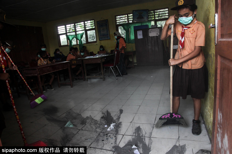 錫納朋火山噴發后 火山灰漫山遍野村民戴口罩清掃