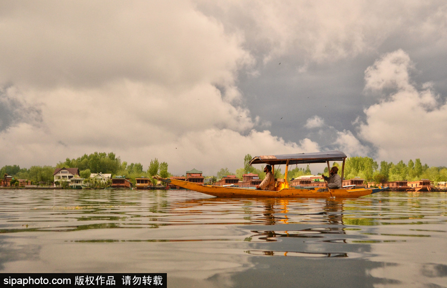 恍若置身江南煙雨中！印度漁民雨中泛舟詩意綿綿