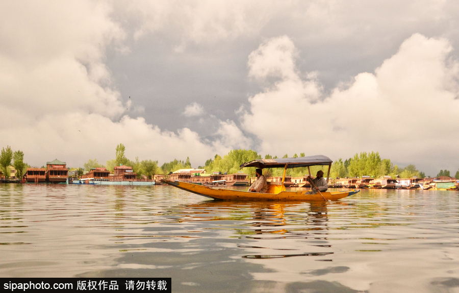 恍若置身江南煙雨中！印度漁民雨中泛舟詩(shī)意綿綿