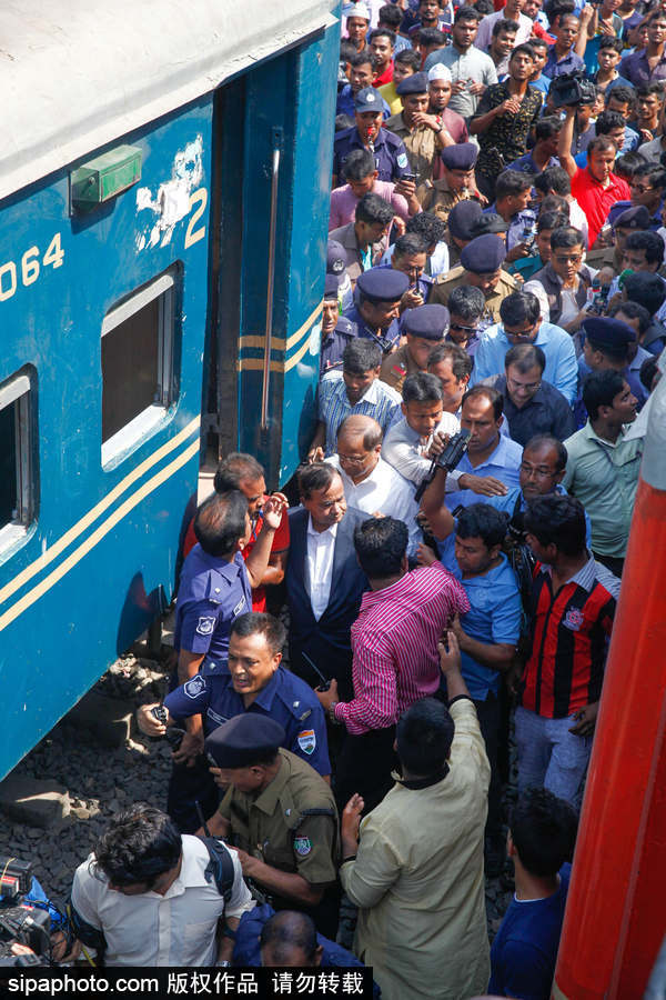 孟加拉國達卡郊區一輛火車脫軌 列車扭曲成“S”形