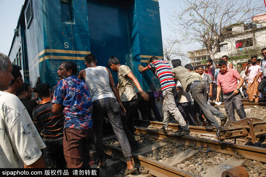 孟加拉國達卡郊區一輛火車脫軌 列車扭曲成“S”形