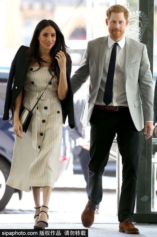 英國(guó)哈里王子攜準(zhǔn)王妃梅格漢·馬克爾出席活動(dòng)恩愛(ài)有加