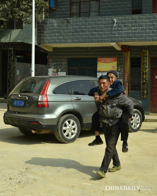 一條嬰兒背帶，背起濃濃的孝子情