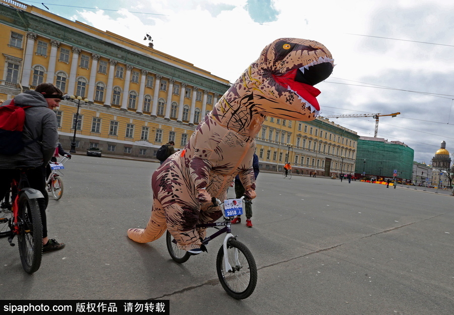 俄羅斯騎自行車的季節到了！花式騎車出行超逗趣