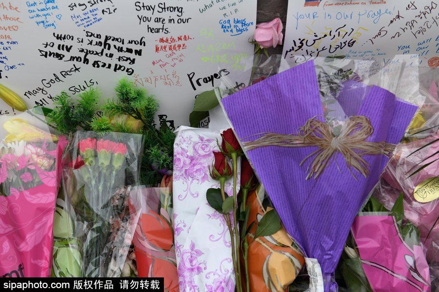 多倫多民眾聚集央街自發獻花 悼念貨車沖撞事故遇難者