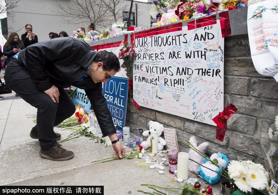 多倫多民眾聚集央街自發獻花 悼念貨車沖撞事故遇難者