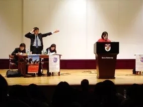 雙語新聞:牛津大學華裔美女辯手火了!到底是長得好還是說得好,網友們爭論很激烈啊