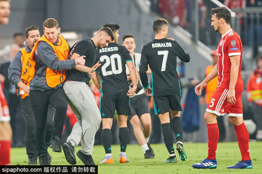 2017/18歐冠半決賽首回合：皇馬2-1拜仁 賽后狂熱球迷亂入場面尷尬