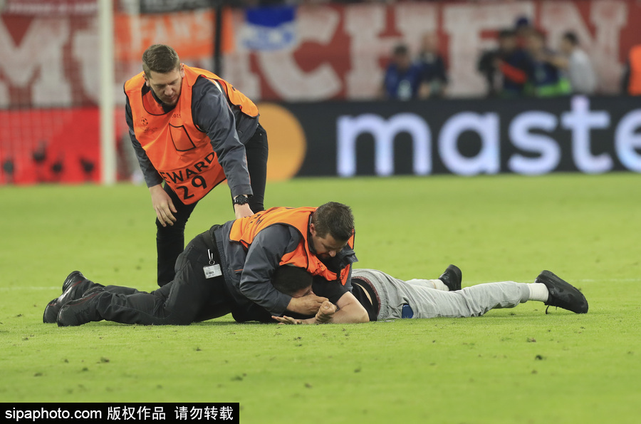 2017/18歐冠半決賽首回合：皇馬2-1拜仁 賽后狂熱球迷亂入場(chǎng)面尷尬