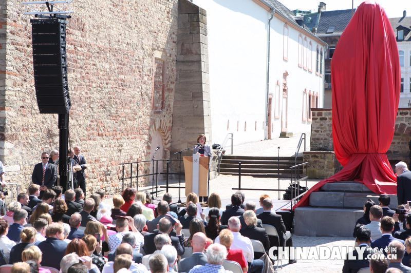 紀(jì)念馬克思誕辰200周年 中國雕塑家創(chuàng)作的銅像在德國特里爾揭幕