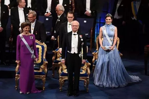 今年的諾貝爾文學獎不頒了，網友第一時間通知村上春樹……