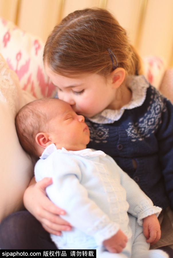 甜化了！英國夏洛特公主慶祝3歲生日 親吻弟弟額頭超溫馨