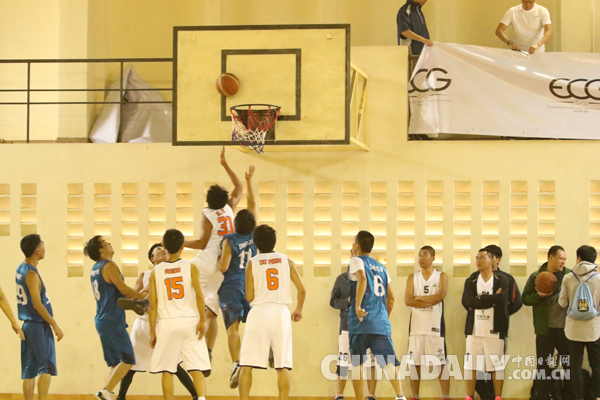 王學政參贊出席肯尼亞華人華僑籃球賽開幕式并為比賽開球