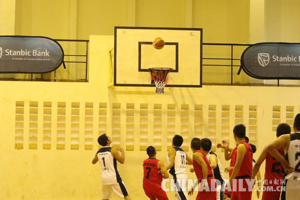 王學政參贊出席肯尼亞華人華僑籃球賽開幕式并為比賽開球