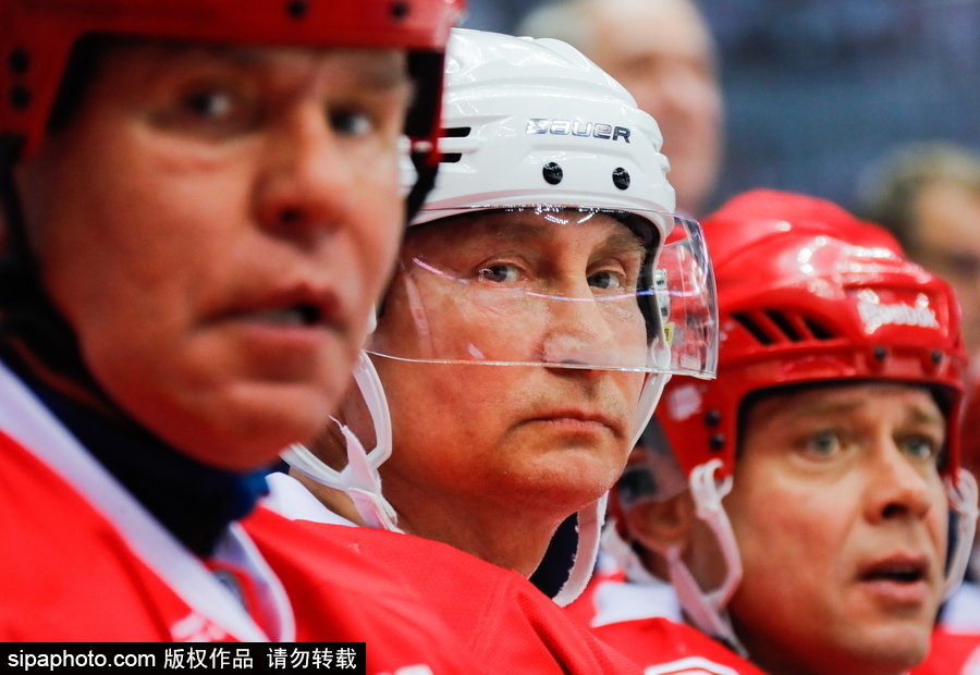 剛連任又來秀球技！ 普京上陣現身索契冰球賽場