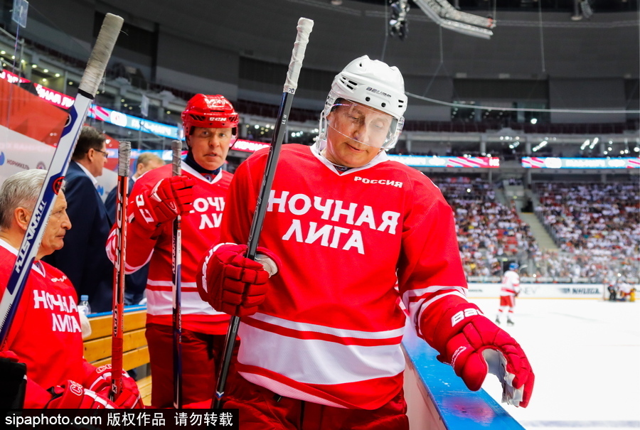 剛連任又來秀球技！ 普京上陣現身索契冰球賽場